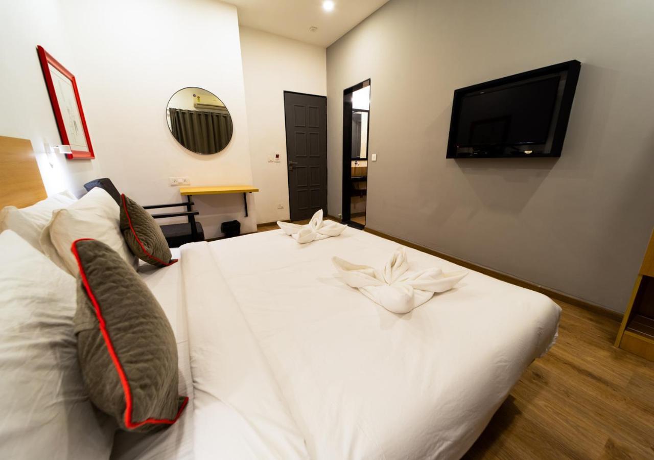 Hotel The Park Infinity Surat Exterior foto